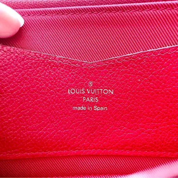 Never used in Box Louis Vuitton Lockme Long Wallet
M61277 - Picture 11 of 15